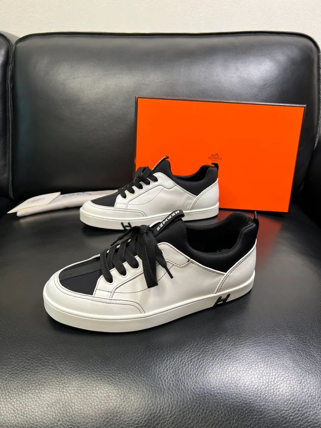 Men's shoes 💰700 Hermes High-quality top crafts Hermes counters are selling simultaneously with original factory configuration, original cowhide fabric imported from Italy, high-quality splicing technology, fully imported water-dyed cowhide lining, soles: original soles specially provided by the original factory are super comfortable, original factory and single goods are welcome to compare, code number 38-44 (customized 45)